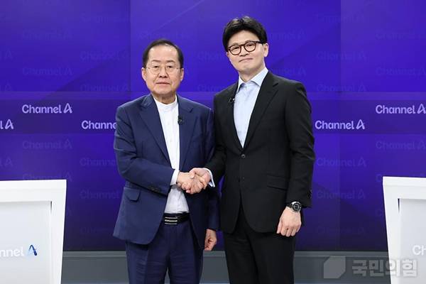 ▲ 25일 오후 서울 종로구에 위치한 채널A 스튜디오에서 제21대 대통령 선거에 국민의힘 후보로 출마를 결심한 후보 중 홍준표 후보와 한동훈 후보는 서로를 지목하여 토론회를 진행했다. 사진 출처=국민의힘 홈페이지.