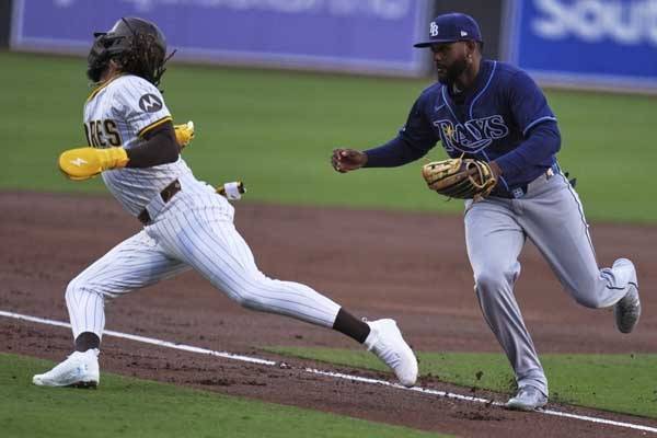 1회 페르난도 타티스 주니어가 아웃되고 있다. 사진= AP= 연합뉴스 제공