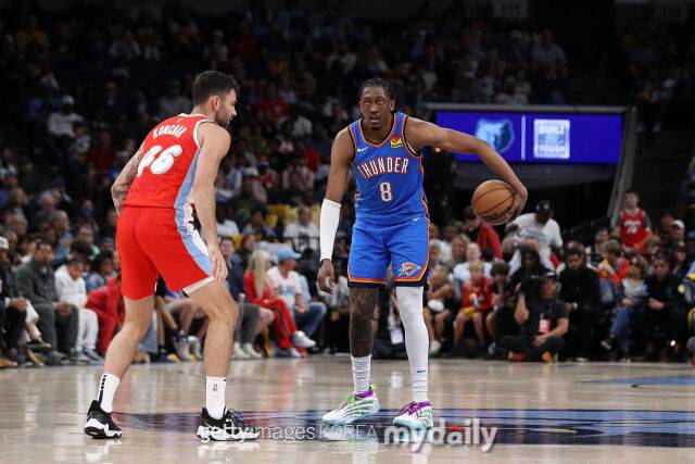 드리블을 하며 기회를 엿보는 윌리엄스(오른쪽). /게티이미지코리아