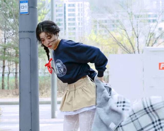 솔라가 미니 팬미팅 중 담요로 치마를 가렸다. / 유튜브 팬 채널 캡처