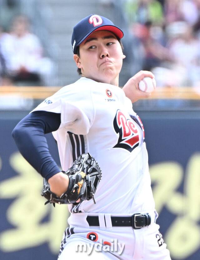 27일 오후 서울 잠실야구장에서 진행된 '2025 프로야구 KBO리그' 두산 베어스와 롯데 자이언츠의 경기. 두산 최승용이 선발등판해 역투하고 있다./잠실=송일섭 기자