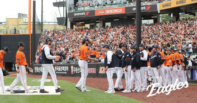 한화 김경문 감독이 27일 대전 KT전 승리 후 선수들과 하이파이브를 나누고 있다. /한화 이글스 제공