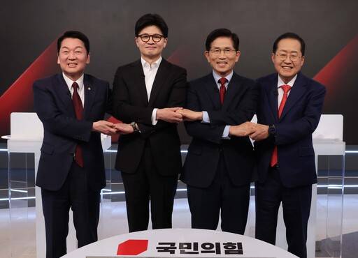 26일 국민의힘 대통령 선거 제2차 경선 후보자 토론회에서 경선 후보들이 토론에 앞서 기념 촬영을 하고 있다. 왼쪽부터 안철수, 한동훈, 김문수, 홍준표 후보. 국회사진기자단