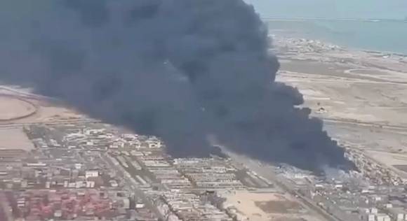 26일(현지시간) 이란 남부 반다르 압바스에 위치한 샤히드 라자이 항구에서 폭발이 발생했다. 로이터 연합뉴스