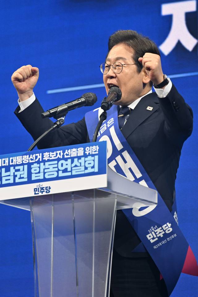 더불어민주당 이재명 대선 경선 후보가 26일 광주 서구 김대중컨벤션센터에서 열린 '제21대 대통령선거 후보자 선출을 위한 호남권 합동연설회'에서 연설하고 있다. 공동취재