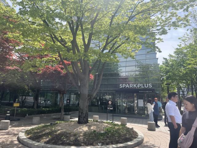 지난 23일 서울 강남구 삼성동의 공유오피스 스파크플러스 앞에서 점심 시간을 맞은 직원들이 휴식을 취하고 있다. /정혜진기자