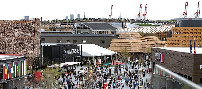 4월13일부터 일본 서부 오사카에서 열리고 있는 세계박람회(엑스포) 방문객들이 행사장을 거닐고 있다. ⓒEPA 연합