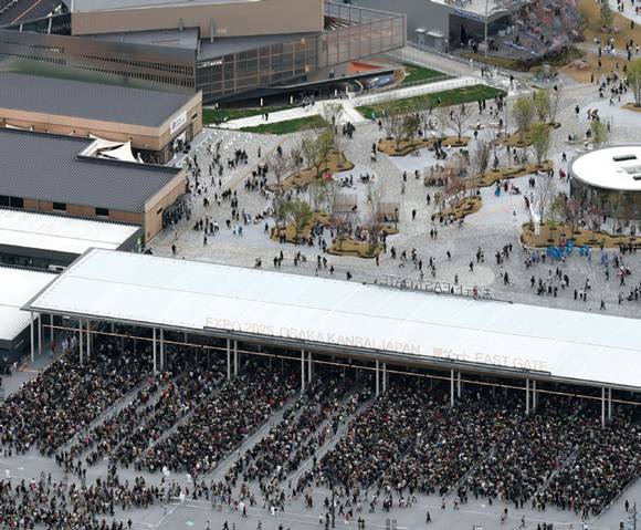 4월13일 2025 오사카 엑스포 개막일, 엑스포 행사장에 입장하기 위해 길게 늘어선 사람들의 모습 ⓒEPA 연합