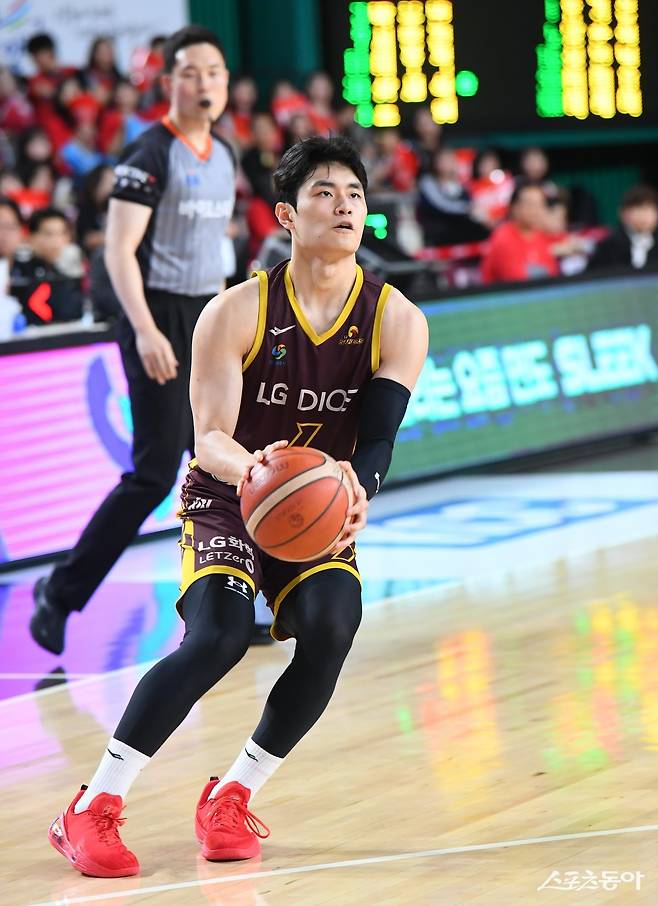 LG 유기상이 26일 현대모비스와 4강 PO 2차전 도중 슛을 시도하고 있다. 유기상은 3점슛 4방으로 LG의 공격을 주도했다. 사진제공|KBL