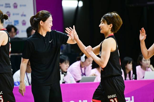 BNK 박정은 감독(왼쪽)과 이이지마 사키. /사진=WKBL 제공