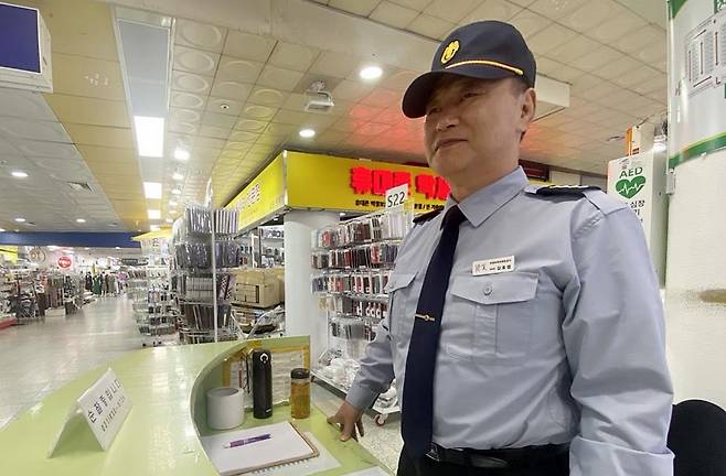 격일 경비하며 삶 즐기는 김효엽 씨 (의정부=연합뉴스) 김도윤 기자 = 김효엽 씨가 지하철 1호선 의정부역 지하상가 경비 초소에서 근무하고 있다. 2025.4.27