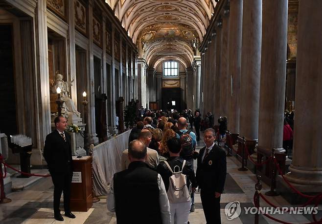 교황 안치된 성모 대성전 방문한 일반 신자들 (로마 EPA=연합뉴스) 일반 신자들이 27일(현지시간) 이탈리아 로마에 있는 산타 마리아 마조레 대성전에 안치된 프란치스코 교황의 무덤을 방문하기 위해 줄을 서 있다. 2025.04.27 photo@yna.co.kr