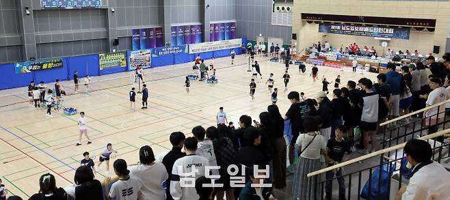 제11회 남도일보배 배드민턴대회광주지역 배드민턴 동호인들의 대축제인 '제11회 남도일보배 배드민턴대회'가 26~27일 북구 종합체육관에서 열린 가운데 동호인들이 그동안 갈고 닦은 실력을 발휘하고 있다. /임문철 기자 35mm@namdonews.com