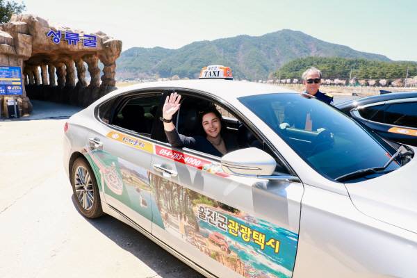 외국인 관광객이 울진 관광택시를 이용해 지역 주요 관광지를 둘러보고 있다.울진군