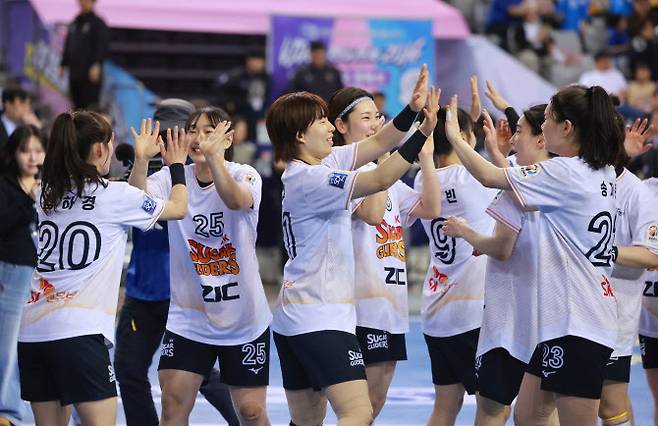 27일 서울 송파구 올림픽공원 핸드볼경기장에서 열린 신한 SOL페이 2024-2025 핸드볼 H리그 여자부 챔피언결정전 2차전 삼척시청과 SK 슈가글라더즈의 경기에서 24-22로 승리하며 우승을 차지한 SK 선수들이 기뻐하고 있다. SK는 이번 시즌 정규리그와 챔피언결정전을 휩쓰는 통합 우승을 달성했다. 사진=연합뉴스