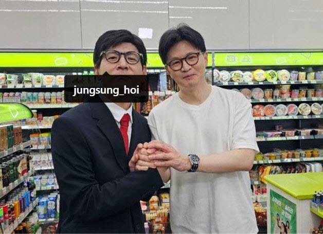 국민의힘 한동훈 대선 경선 후보가 27일 코미디언 정성호 씨와 함께 찍은 사진을 SNS에 올리며 더불어민주당 정성호 의원을 태그했다. 사진=한동훈 후보 인스타그램 캡처