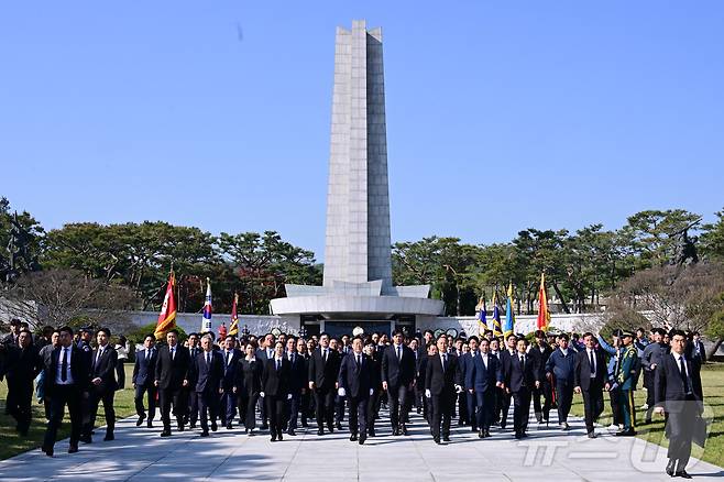 이재명 더불어민주당 대선후보가 28일 오전 서울 동작구 국립서울현충원에서 현충탑을 참배한 후 대통령 묘소로 향하고 있다. (공동취재) 2025.4.28/뉴스1 ⓒ News1 이재명 기자