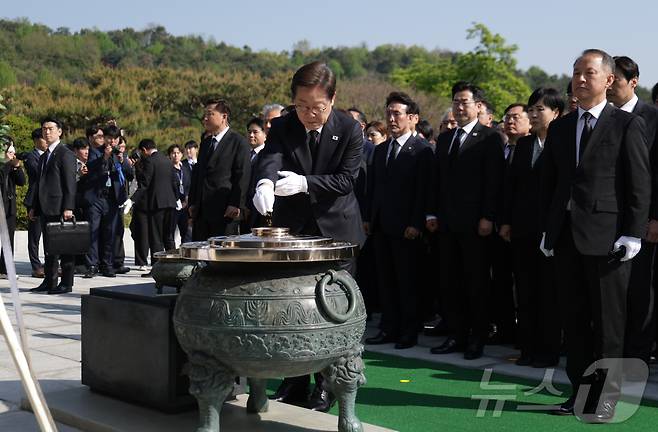 이재명 더불어민주당 대선후보를 비롯한 의원들이 28일 오전 서울 동작구 국립서울현충원에서 참배하고 있다. (공동취재) 2025.4.28/뉴스1 ⓒ News1 이재명 기자