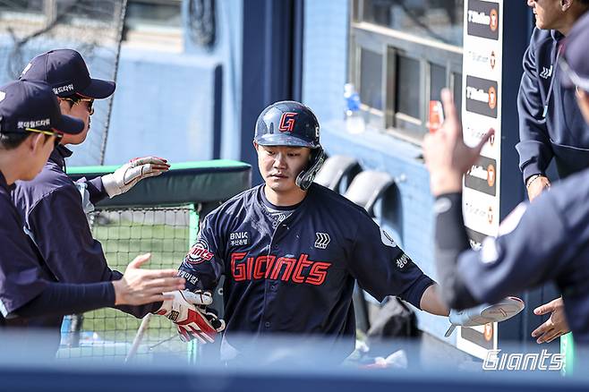 롯데 손호영이 26일 서울 잠실구장에서 열린 2025 KBO리그 정규시즌 두산전 득점 후 더그아웃에 들어와 동료들과 축하하고 있다. 사진 | 롯데 자이언츠