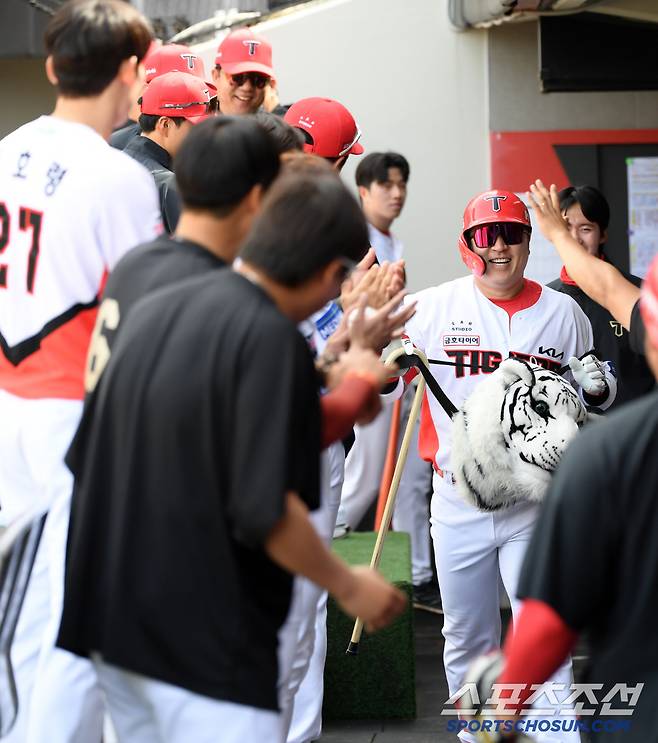 27일 광주 기아챔피언스필드에서 열린 KIA 타이거즈와 LG 트윈스의 경기. 4회말 KIA 최형우가 솔로포를 날린 뒤 환호하고 있다. 광주=박재만 기자 pjm@sportschosun.com/2025.04.27/