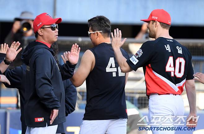 20일 잠실구장에서 열린 두산 베어스와 KIA 타이거즈의 경기. 승리한 KIA 이범호 감독과 네일이 기뻐하고 있다. 잠실=박재만 기자 pjm@sportschosun.com/2025.04.20/