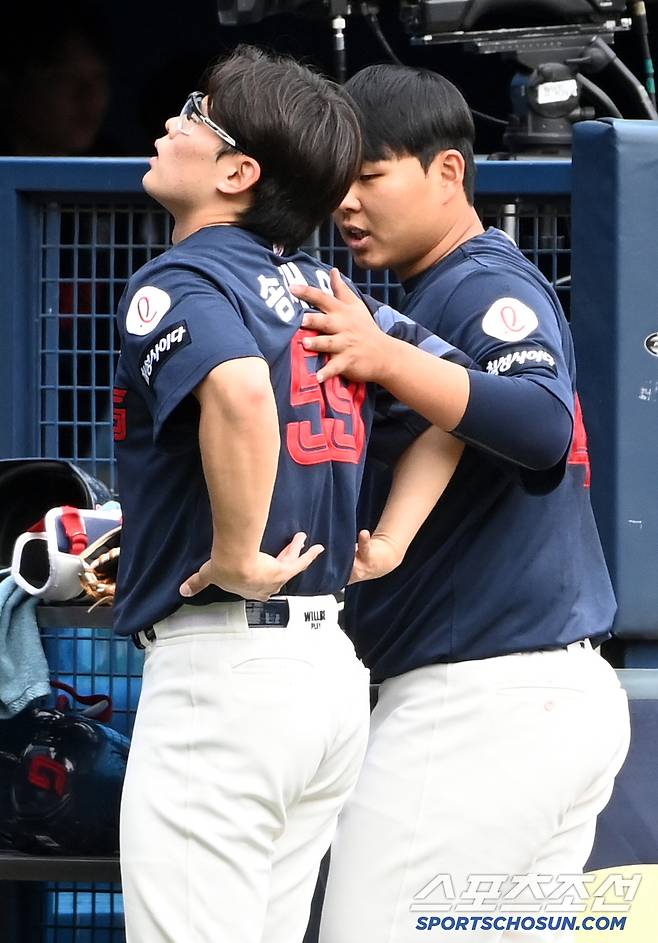 27일 잠실야구장에서 열린 롯데와 두산의 경기, 4회말 만루포를 맞고 강판된 송재영을 다독이는 박진. 잠실=허상욱 기자