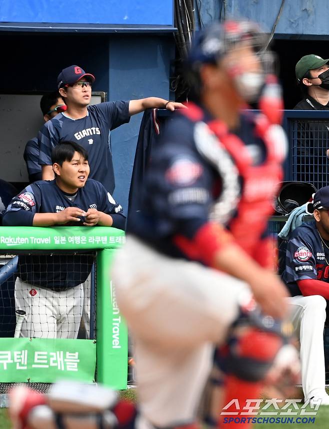 오명진의 만루홈런 타구를 바라보는 더그아웃의 박진과 동료들.