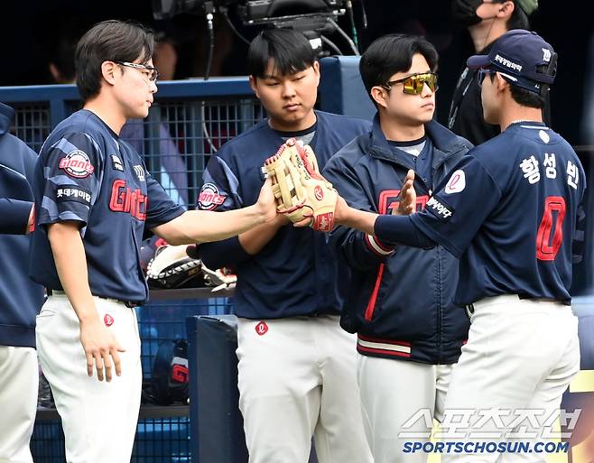 4회말 6점을 내준 롯데, 더그아웃에서 이닝을 끝낸 동료들을 맞이하는 박진과 송재영.