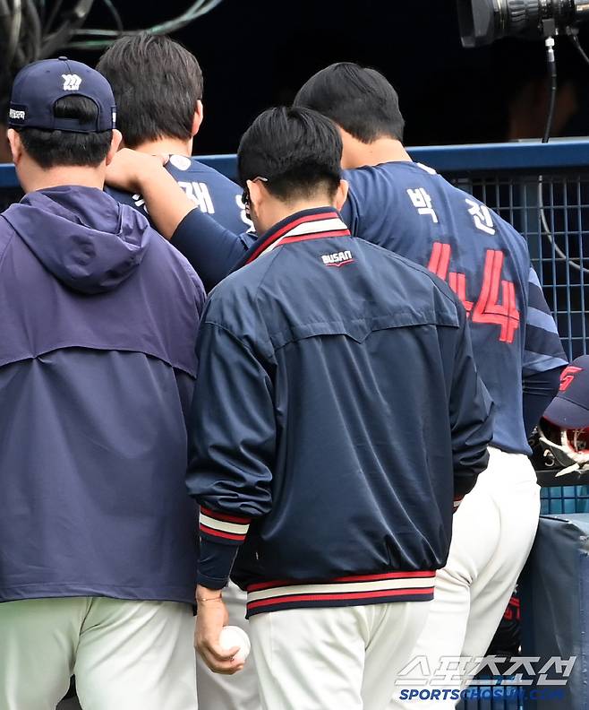 박진이 송재영의 어깨에 손을 올리고