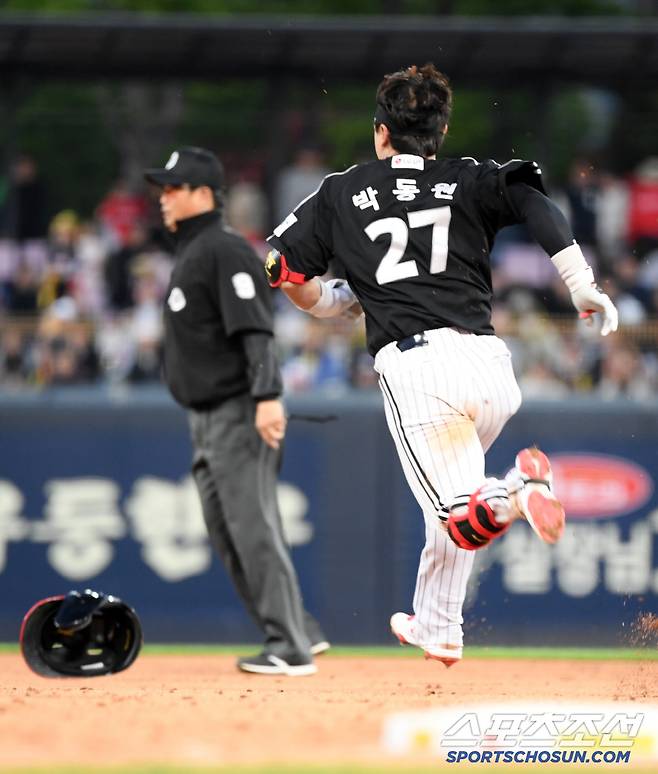 안타 이후 2루를 향해 쇄도한 박동원.