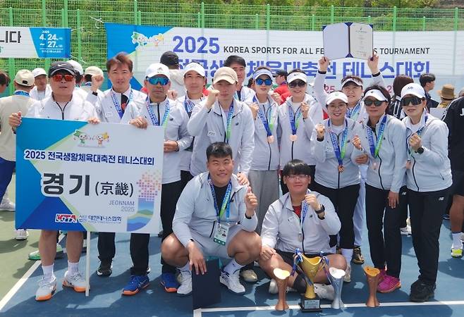 10년 연속 종합우승을 차지한 경기도 선수단. 김경무 기자