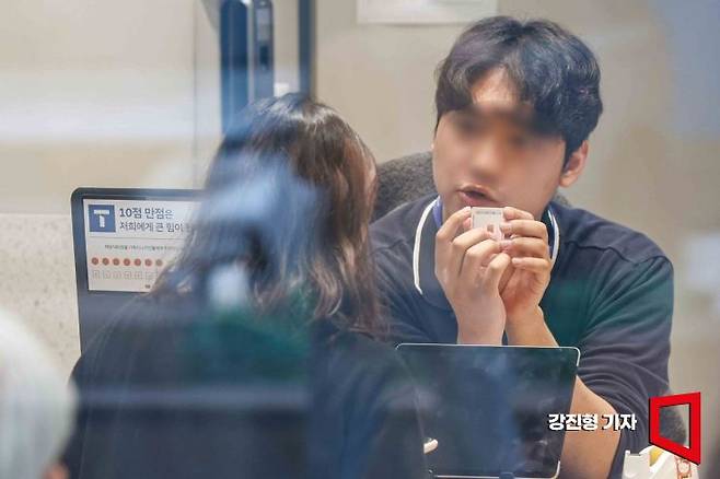 28일 서울 중구 한 SK텔레콤 공식 인증 대리점을 찾은 고객이 유심을 교체하고 있다. SK텔레콤은 오늘부터 가입자들에게 유심 무료 교체서비스를 제공할 예정이다. 2025.4.28. 강진형 기자