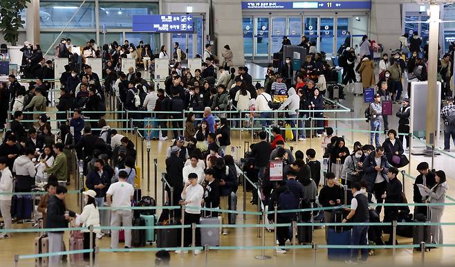 지난 설 연휴 인천국제공항 출국장 모습. 당시 임시공휴일 지정 등의 효과로 200만명 이상이 출국해 연휴를 해외에서 즐겼다. /뉴시스