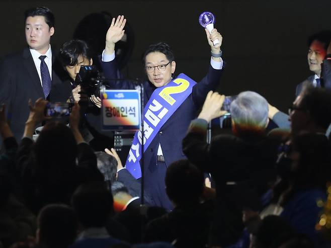 27일 경기 고양 일산 킨텍스에서 열린 더불어민주당 제21대 대통령 선거 후보자 선출을 위한 수도권 합동연설회에서 김경수 후보가 입장하며 당원들에 인사하고 있다. /남강호 기자