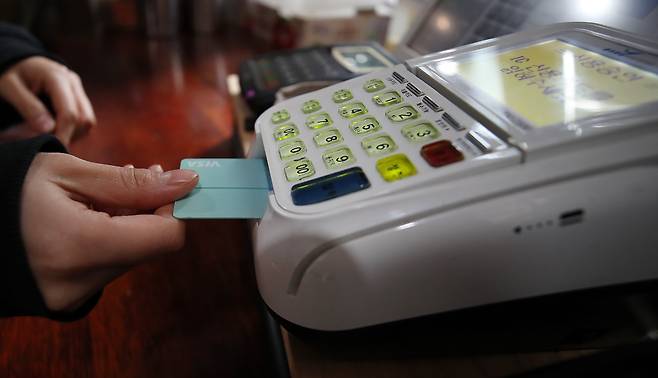 서울 시내 한 커피 전문점에서 카드 결제하는 모습. /뉴스1