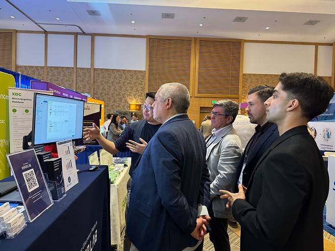 히츠가 지난 14~17일(현지 시각) 미국 샌디에이고에서 열린 국제 신약개발 학회 DDC 2025(Drug Discovery Chemistry 2025)에 참석해, '하이퍼랩 2.0'을 소개하고 있다./히츠