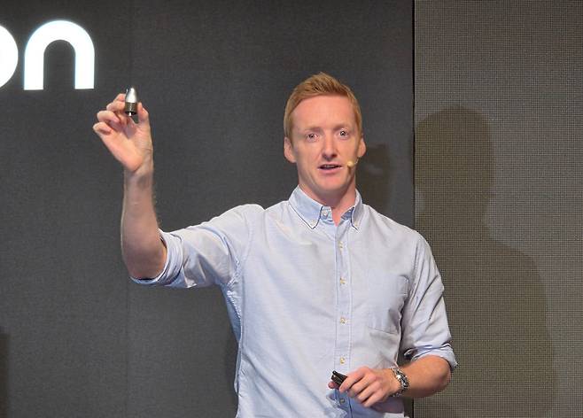 윌 커 다이슨 뷰티 제품개발 총괄 부사장이 28일 서울 성동구 다이슨 기술 소개 행사에서 다이슨이 새롭게 개발한 모터를 들어 보이고 있다./최지희 기자