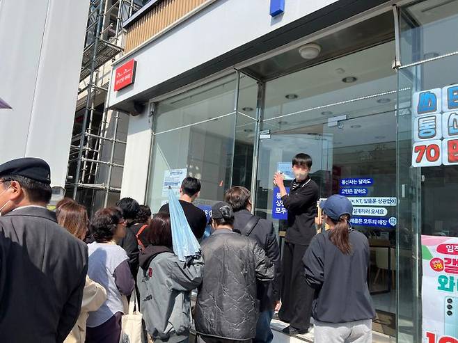28일 서울 송파동의 한 SK텔레콤 대리점에서 직원이 유심 교체를 희망하는 고객들에게 예약 신청 방법을 안내하고 있다.ⓒ데일리안 이주은 기자