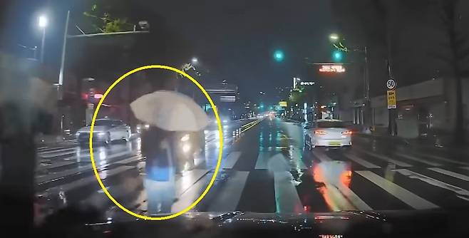 경적을 울린 차량에게 우산을 내려치는 무단횡단 남성. 유튜브 채널 ‘한문철 TV’ 영상 캡처