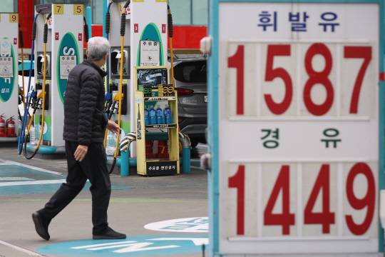 27일 서울 시내에 주유소 모습. 연합뉴스.