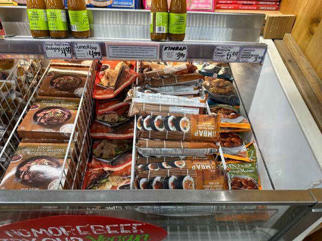 2023년 출시돼 미국 전역에서 품절 대란을 일으킨 3.99달러짜리 한국산 냉동 김밥. 손 글씨로 적은 듯한 가격표가 눈에 띈다. 실리콘밸리=이서희 특파원