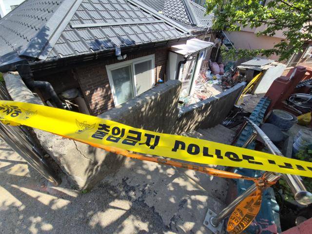 지난 27일 오후 4시 32분쯤 고물 분류 중 포탄이 폭발한 강릉시 입암동의 한 주택에 출입 통제선이 걸려 있다. 연합뉴스