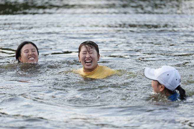 <yonhap photo-3458=""> 사이고 마오의 입수 세리머니. AP=연합뉴스</yonhap>
