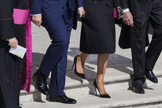 도널드 트럼프 미국 대통령과 멜라니아 트럼프 여사(가운데)가 26일(현지시간) 바티칸 성 베드로 광장에서 열린 프란치스코 교황 장례식에 도착했다. AP=뉴시스