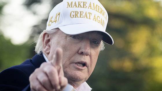 지난 27일(현지시간) 도널드 트럼프 대통령이 백악관 마린원에 도착해 손짓하고 있다. 연합뉴스