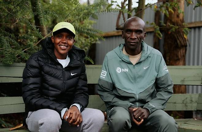 지난 2017년 나이키와 함께 마라톤 2시간의 벽을 깨기 위한 도전 '브레이킹2(Breaking2)' 프로젝트를 진행한 엘리우드 킵초게(Eliud Kipchoge)(오른쪽)가 이번 프로젝트에서 페이스의 훈련 멘토로 참여한다.