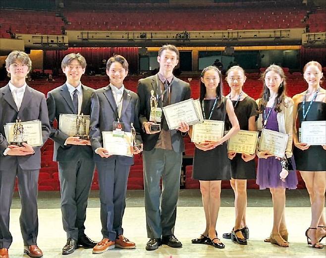 지난 27일 미국 플로리다 탬파에서 열린 유스 아메리카 그랑프리(YAGP)에서 우승한 전민철(왼쪽 네 번째)이 입상한 다른 한국인 무용수들과 기념촬영을 하고 있다. /YAGP코리아 제공