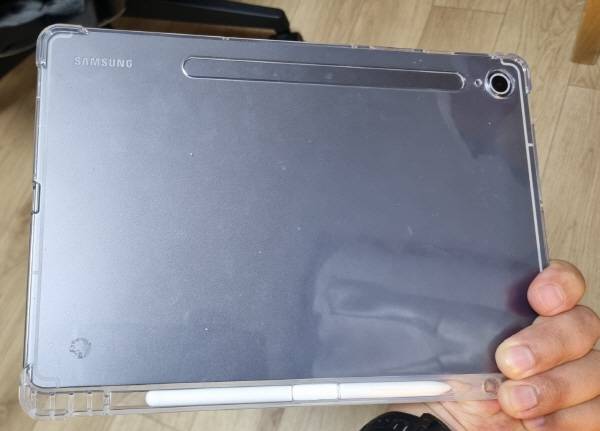 갤럭시 탭 S10 FE에서 투명 젤리 커버 케이스를 끼운 모습. 정옥재 기자