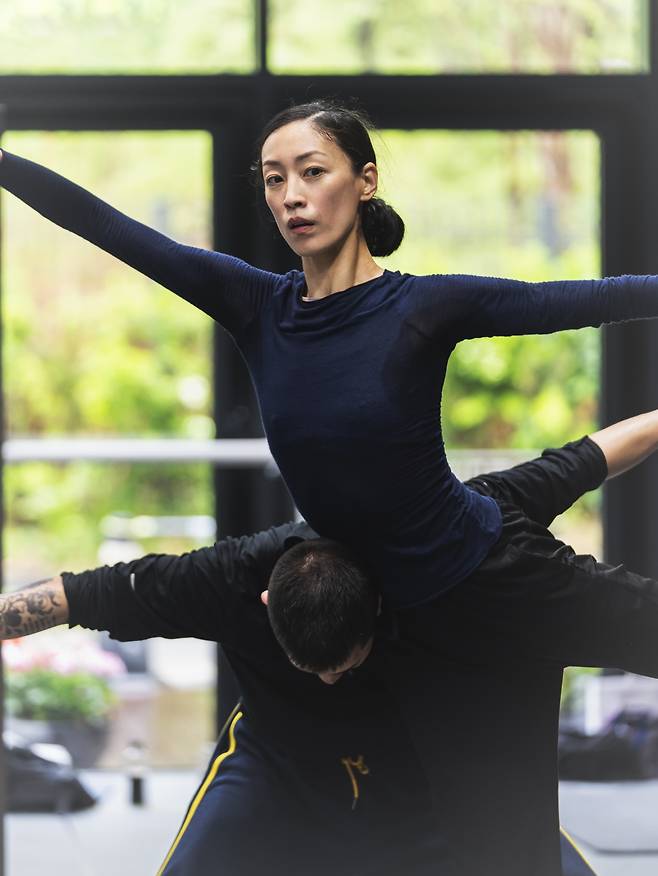 이상은이 서울시발레단의 요한 잉거 안무 ‘워킹 매드’를 연습하고 있다. (c)세종문화회관