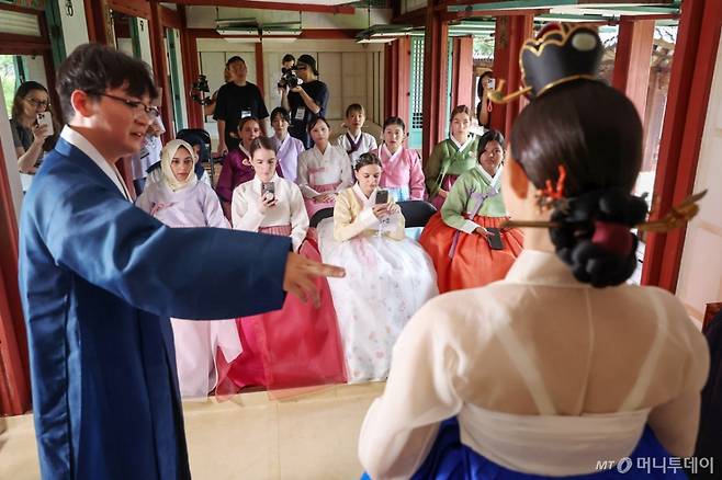 (서울=뉴스1) 민경석 기자 = 국내 체류 중인 외국인 학생들이 5일 서울 중구 덕수궁에서 '2024 한복 문화 확산 캠페인'의 일환으로 열린 전통한복 곱게 입기 체험 프로그램에 참여해 덕혜옹주 당시 궁중 의례복을 살펴보고 있다. 덕수궁 내 즉조당 준면당에서 열리는 이번 행사는 한국을 방문하거나 거주하는 외국인들에게 한복의 올바른 착용 방법을 알리기 위해 기획됐다. 2024.9.5/뉴스1 Copyright (C) 뉴스1. All rights reserved. 무단 전재 및 재배포, AI학습 이용 금지. /사진=(서울=뉴스1) 민경석 기자